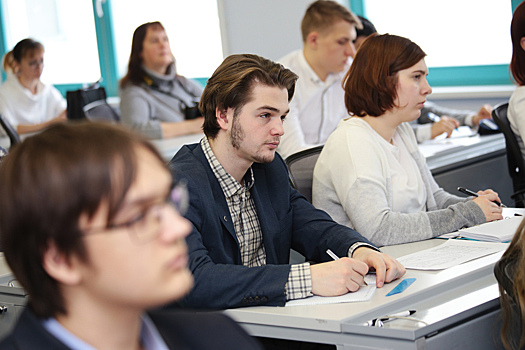 Рекордное число подростков променяло 10-й класс на колледж